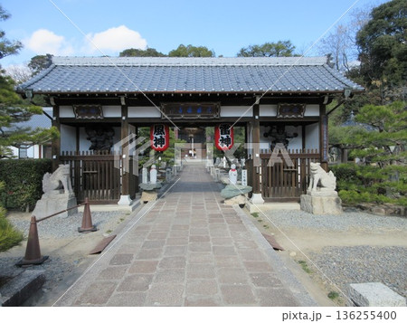 広島県広島市！月光山明星院の参道と山門 136255400
