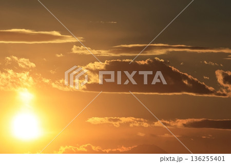 自然　風景　夕日と雲と富士山、光に縁どられた雲と霞む富士、夕日が二段重ねの様に見えるのは薄雲のせい？ 136255401