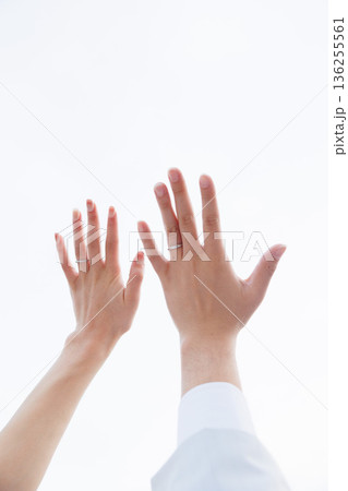 結婚指輪をした男女の手の写真　夫婦のイメージ画像 136255561