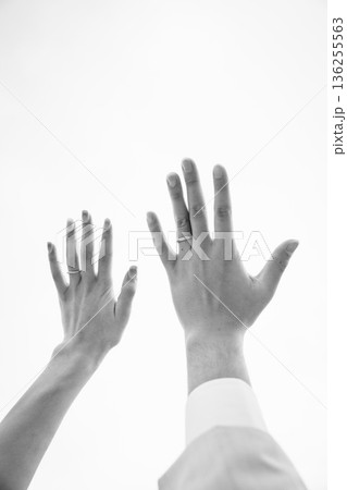 結婚指輪をした男女の手の写真　夫婦のイメージ画像 136255563