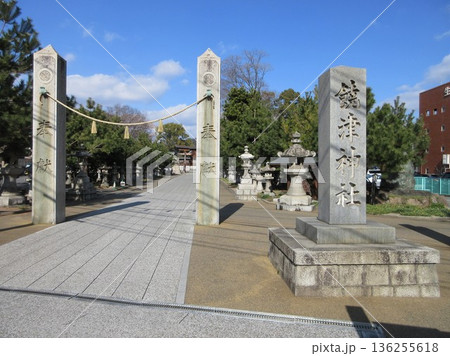 広島県広島市！饒津神社の参道と社号標 136255618