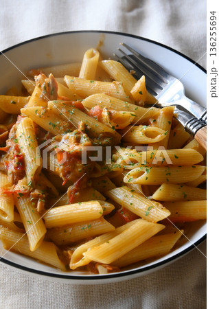 ペンネのトマトソースパスタ ペンネのトマトソースパスタ 136255694