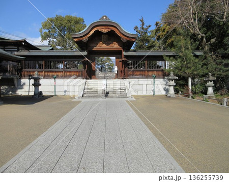 広島県広島市！饒津神社の向唐門 136255739