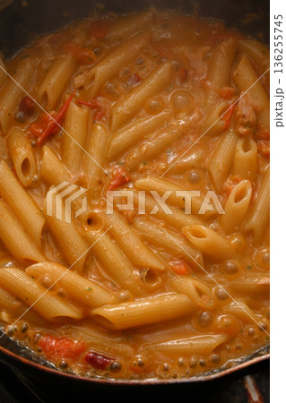 ペンネのジェノベーゼソースパスタ ペンネのジェノベーゼソースパスタ 136255745