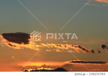 自然　風景　日没直後の雲と富士山、薄暗くなった空に沈んだ太陽からの光の筋 136255763