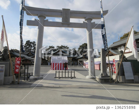 広島県広島市!広島護国神社の鳥居と参道 広島県広島市!広島護国神社の鳥居と参道 136255898