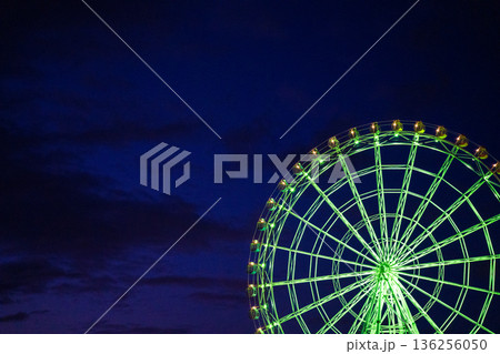 淡路島の淡路SA（下り）の夜の観覧車の風景｜1月撮影｜兵庫県淡路市 136256050