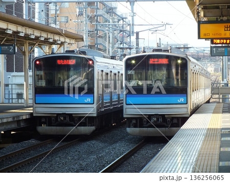 205系3100番台同士のすれ違い(小鶴新田駅にて撮影) 136256065