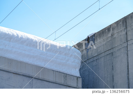 コンクリート屋根に積もった雪 コンクリート屋根に積もった雪 136256075