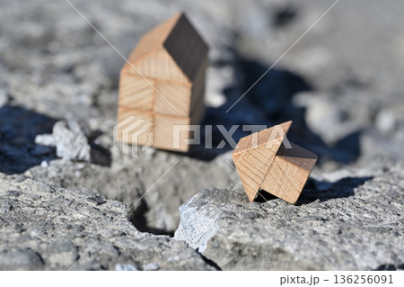 災害による地割れ家屋の倒壊イメージ（各種保険） 136256091