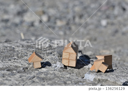 災害による地割れ家屋の倒壊イメージ（各種保険） 136256129