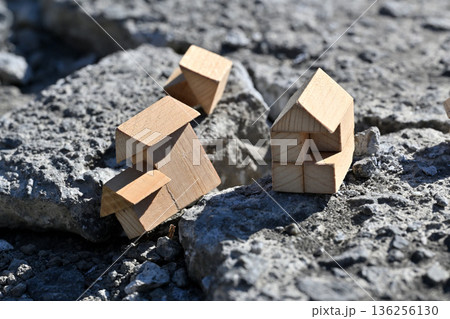 災害による地割れ家屋の倒壊イメージ（各種保険） 136256130