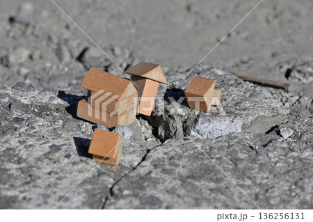 災害による地割れ家屋の倒壊イメージ（各種保険） 136256131