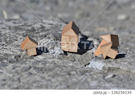 災害による地割れ家屋の倒壊イメージ（各種保険） 136256134