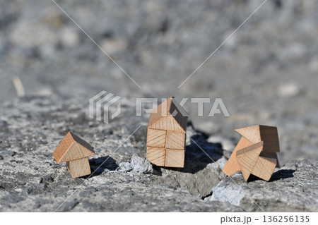 災害による地割れ家屋の倒壊イメージ（各種保険） 136256135