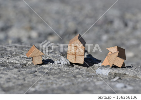 災害による地割れ家屋の倒壊イメージ（各種保険） 136256136