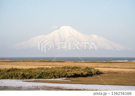 春の利尻山　残雪の利尻富士と日本海の風景 136256166