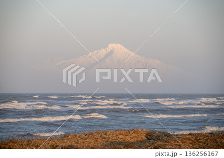 春の利尻山 残雪の利尻富士と日本海の風景 春の利尻山 残雪の利尻富士と日本海の風景 136256167