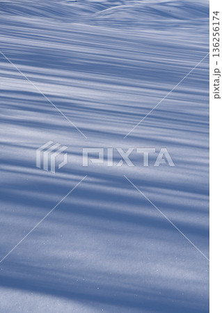 早朝の光と影が美しい凍った雪面の背景素材 早朝の光と影が美しい凍った雪面の背景素材 136256174