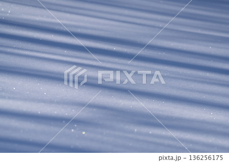 早朝の光と影が美しい凍った雪面の背景素材 早朝の光と影が美しい凍った雪面の背景素材 136256175