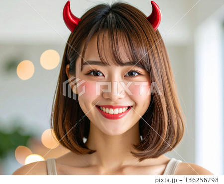 ハロウィンのコスプレで悪魔のツノをつけた若い女性 ハロウィンのコスプレで悪魔のツノをつけた若い女性 136256298