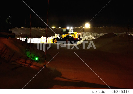夜間排雪作業中のブルトーザー 136256338
