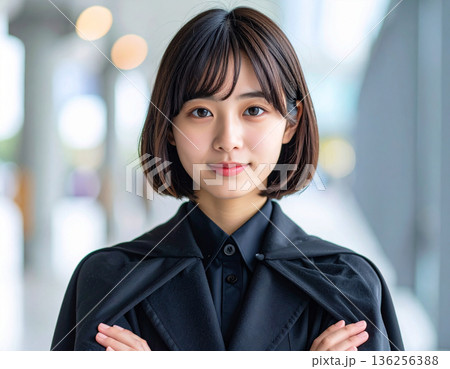 ハロウィンのコスプレで魔女（魔法使い）の衣装を若い女性 136256388