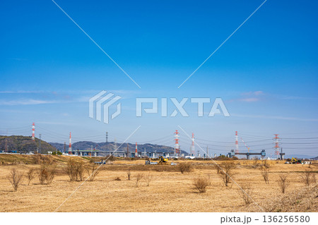 冬枯れの淀川河川敷風景　新名神高速道路工事　大阪府高槻市 136256580