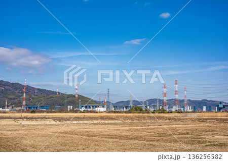 冬枯れの淀川河川敷風景 新名神高速道路工事 大阪府高槻市 冬枯れの淀川河川敷風景 新名神高速道路工事 大阪府高槻市 136256582