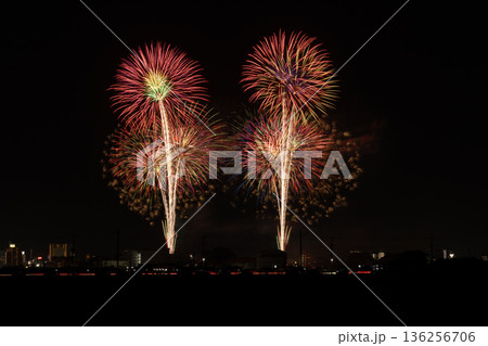 秋の打ち上げ花火 小山の花火 秋の打ち上げ花火 小山の花火 136256706
