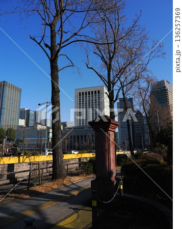日比谷公園の入り口と門柱 日比谷公園の入り口と門柱 136257369
