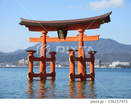 広島県宮島！海上にある厳島神社の大鳥居 136257455