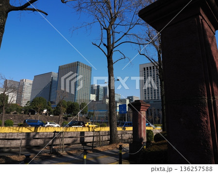 日比谷公園の入り口門柱 136257588