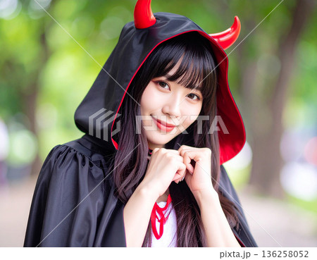 ハロウィンのコスプレで悪魔のツノをつけた若い女性 136258052