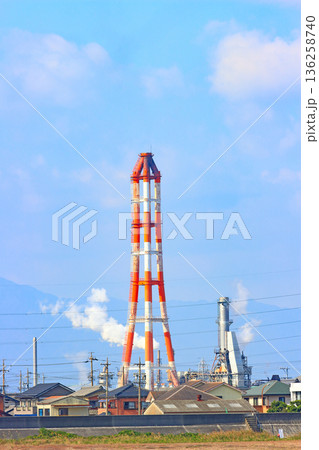 三重県四日市市、工場施設が林立するコンビナートの風景 三重県四日市市、工場施設が林立するコンビナートの風景 136258740