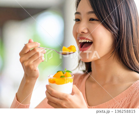 デザートを食べる若い女性 136258815