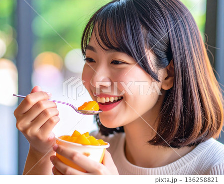 デザートを食べる若い女性 136258821