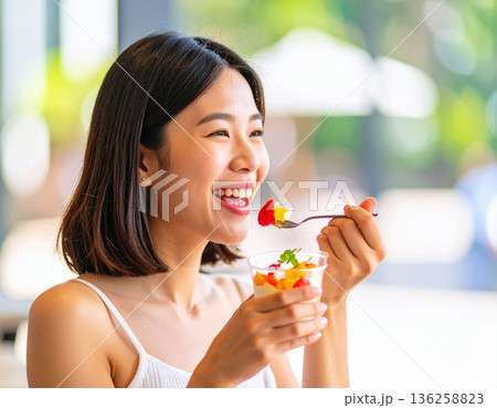 デザートを食べる若い女性 136258823