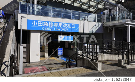 小田急電鉄の下北沢駅専用改札口、京王井の頭線の同駅乗換口は別にある 136258847