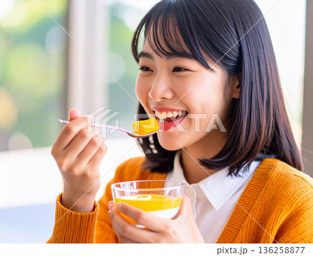 デザートを食べる若い女性 136258877