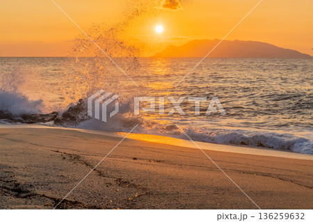 永田いなか浜の夕景 洋上アルプス屋久島(秋 永田いなか浜の夕景 洋上アルプス屋久島(秋 136259632