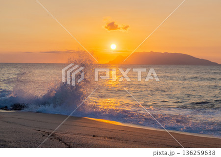 永田いなか浜の夕景　洋上アルプス屋久島(秋 136259638