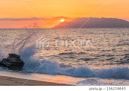 永田いなか浜の夕景 洋上アルプス屋久島(秋 永田いなか浜の夕景 洋上アルプス屋久島(秋 136259643