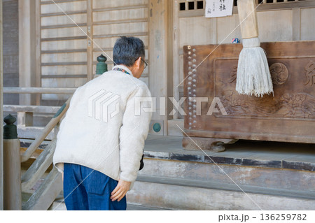 参拝する男性 136259782