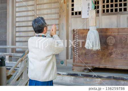 参拝する男性 136259786
