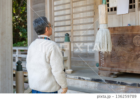 参拝する男性 136259789