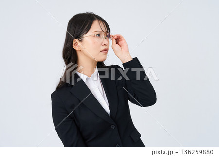 ストレスを感じた表情のビジネスウーマン 136259880