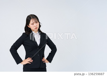 ストレスを感じた表情のビジネスウーマン 136259887