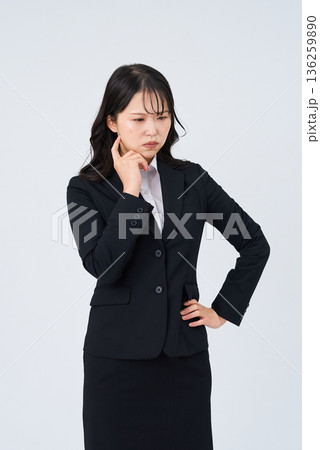 ストレスを感じた表情のビジネスウーマン 136259890