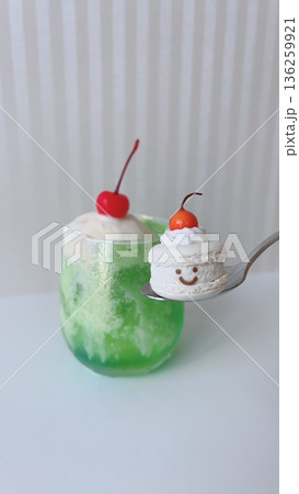 メロンソーダとマカロン メロンソーダとマカロン 136259921